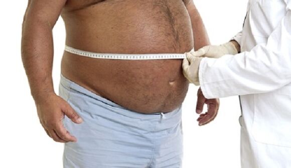 el médico determina la forma de perder peso para un hombre obeso